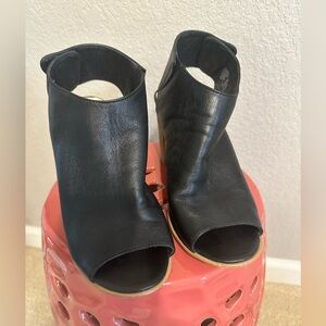 Steve Madden black heeled sandal, size 8.5